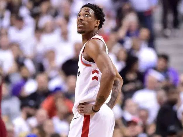 表现出了令 表现出了令